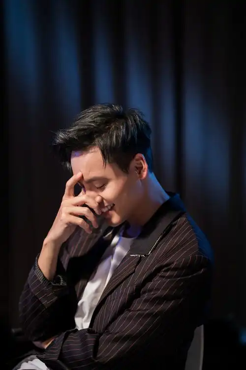 陈伟霆献唱南方有乔木主题曲清醒梦境暖心上线