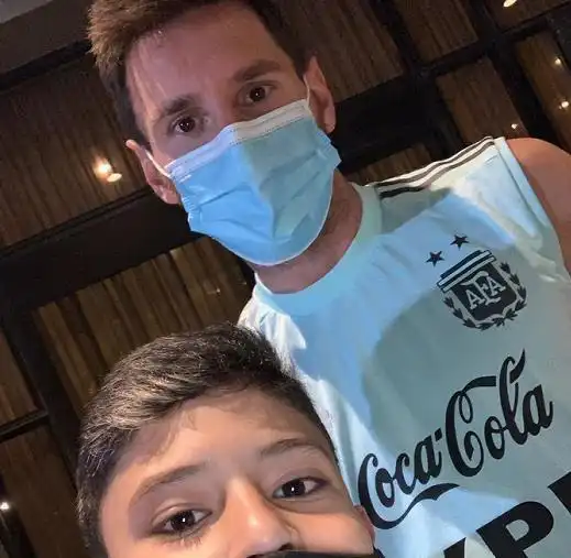 巴阿大战停摆外媒曝便衣配枪入场,小球迷苦等梅西后孤注一掷