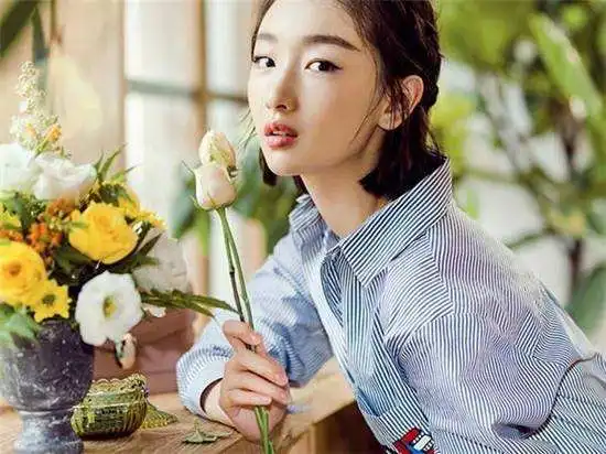 鬼马精灵周冬雨恶搞刘昊然,与马思纯同框发糖
