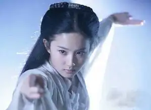 国外摄影师都愣住刘亦菲巴黎时装台下看秀,因太美导致镜头停留
