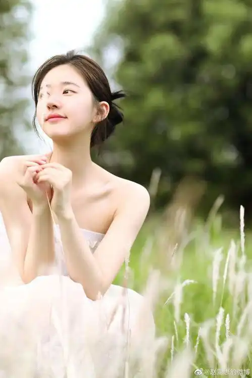 赵露思晒美照白到发光穿抹胸裙秀锁骨直角肩