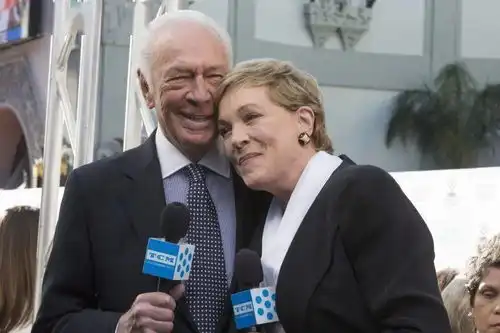 在音乐之声中告别上校
