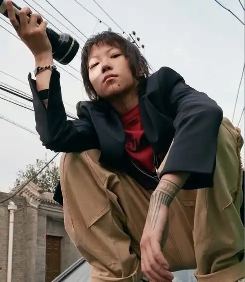 窦靖童秀新造型穿卫衣配花裤显时髦,鸳鸯眼一大一小太抢镜