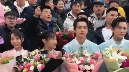 电视剧杀青了,演员和导演剧组的人一块合影留念,期待尽快上映