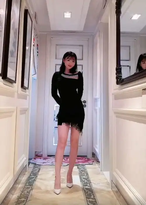 40岁柳岩豪宅内穿紧身裙热舞,胸前镂空身材火辣,真实身高被质疑
