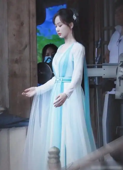 杨紫神还原荷花精,入组就开打成毅剧组安排太有心
