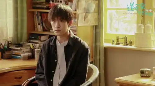 能量偶像人物志你就像黑夜,拥有寂静和群星易烊千玺
