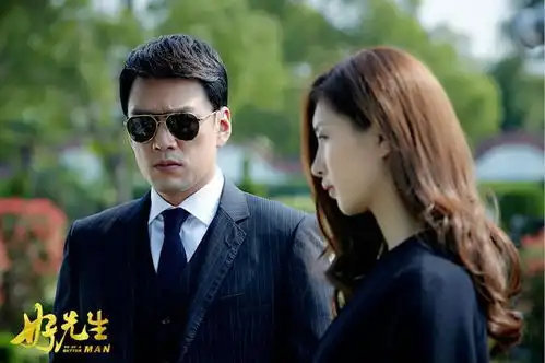 比靳东长得还贵气,每次拍戏都是自带服装,尽显贵公子气息