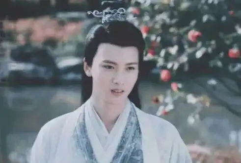 还记得双世宠妃中的流觞吗如今画眼影戴金丝眼镜,a爆全场