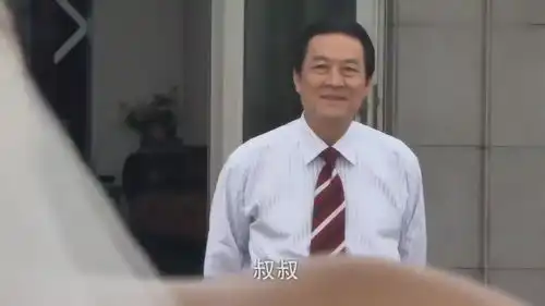 回家的诱惑傻大姐偷穿艾莉的婚纱,惊艳到了父亲,美呆了
