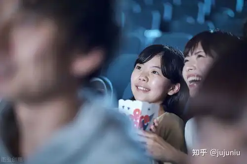 一个远郊小镇电影院挤满人,我们的消费活力还是很强的
