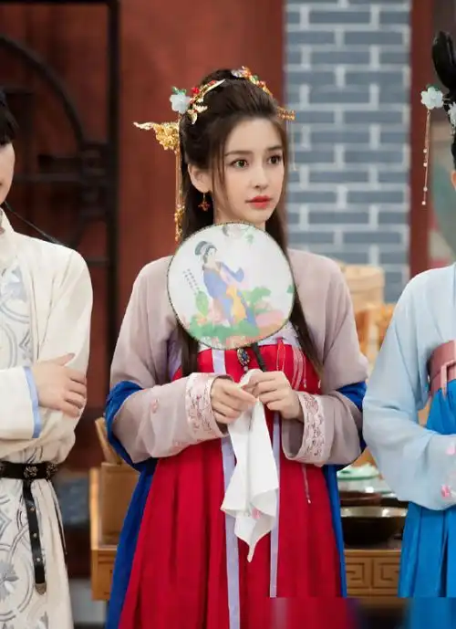 baby晒古装自拍,在线邀网友打分,古装造型比闺蜜杨幂还惊艳
