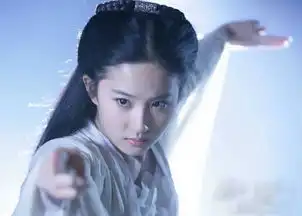 她曾经给刘亦菲撑伞,现在她和刘亦菲平起平坐,是金子总会发光
