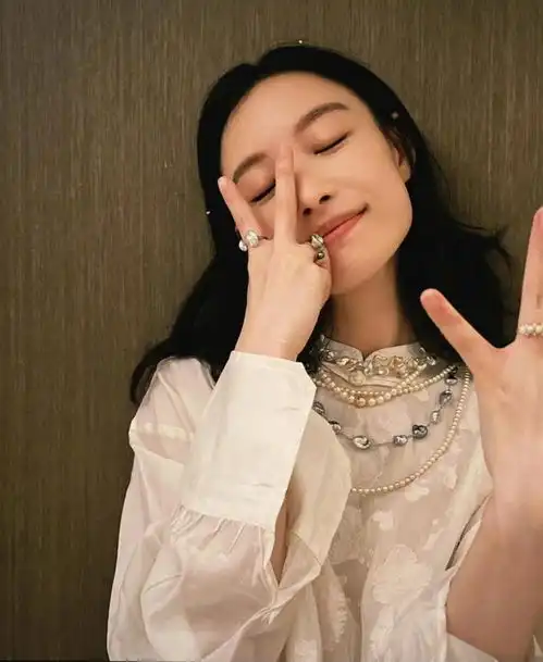 杨幂不愧是穿搭女王,超多女明星的新中式穿搭,古典有韵味
