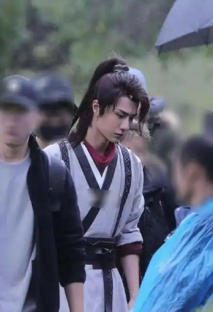 新剧赵丽颖有翡路透曝光,她的脸肿了,网友说撞脸谢娜
