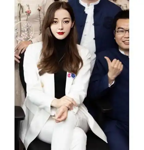 迪丽热巴上班照被疯传粉丝故意关10级滤镜,一旁男生当场看懵了
