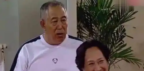 家有儿女主演重聚,79岁戏骨孙桂田露面,与高亚麟挽手似母子