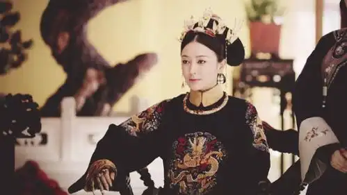 秦岚变装米兰时装周刚柔并进诠释多重魅力
