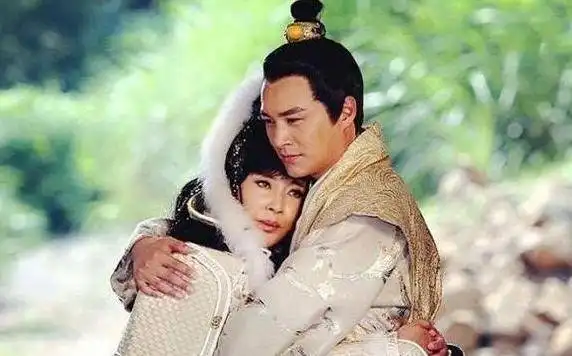 刘晓庆与张纪中夫妇聚会,脸部僵硬不似真人,疑填充过度肿胀明显