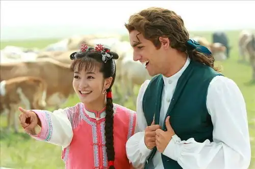 又一知名男艺人找到男友公开晒接吻照,曾出演新还珠格格