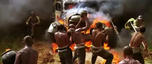 悬崖之上极端的白,极致的红
