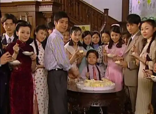 雪姨王琳被发现是比心手势领头人,网友还有白娘子
