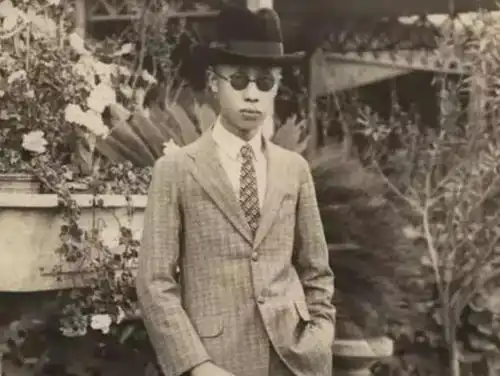 末代皇帝溥仪去上户口时,家庭住址吓坏户籍员,文化程度非常霸气
