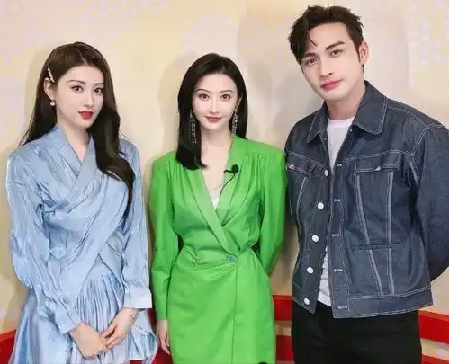 翻水水,没有对比就没有伤害,网红幼熙与明星景甜的线下碰撞