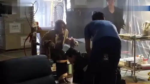 顶楼花絮夏博士英雄救美现场李律师直呼快点走吧,累死我了