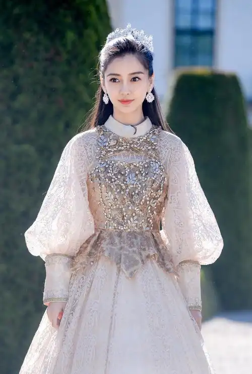 angelababy跑男新造型太美了,一袭抹胸公主长裙,优雅迷人
