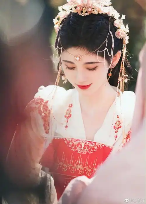 鞠婧祎木偶式演技太呆滞,网友建议报班学习,提升演技