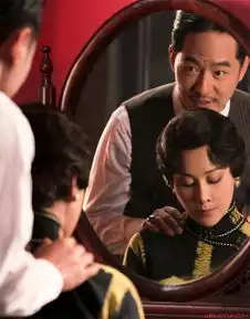 刘嘉玲年轻时剧照对镜梳妆