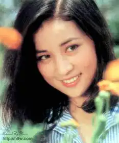 她曾撞脸邓丽君,美貌不输钟楚红,所以成龙最终娶了她生下房祖名
