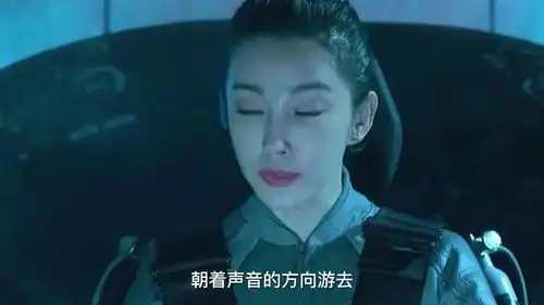 鲨鱼张开大口,男人驾驶潜艇直接从鲨鱼肚子下面穿过,将其击杀
