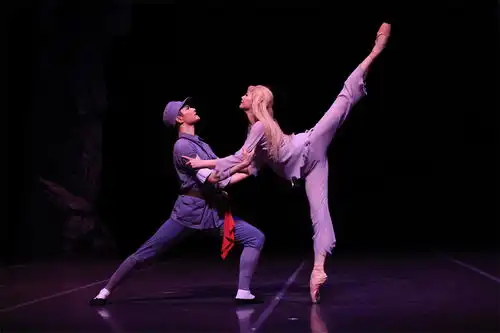 白毛女走过60年,00后新生代开始挑大梁
