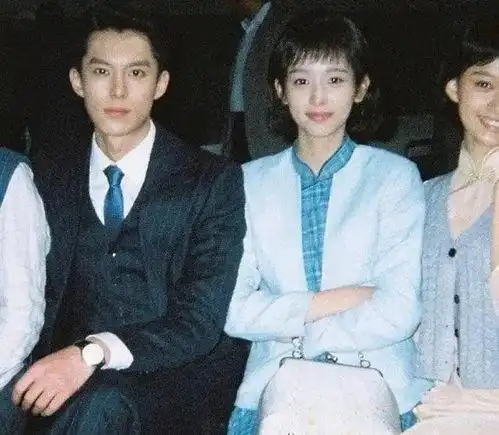 周也是照骗吗硬照大美人,但在快本上做表情脸就崩,嘴看着奇怪
