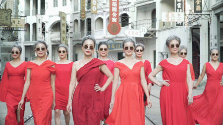 60中国奶奶不爱广场舞爱走秀穿绣花旗袍秀身材,模仿金陵十三钗
