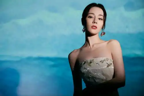 迪丽热巴1月10号现身直播
