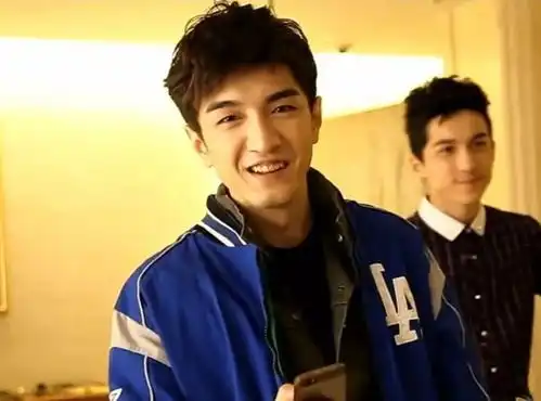 长相不行身高凑,这6位明星如果不是长得够高,可能个个是路人
