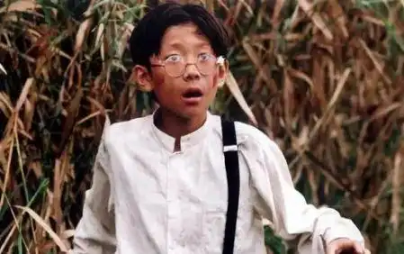 张一山童年照曝光,扛枪嘟嘴卖萌,有多调皮跃然照片上