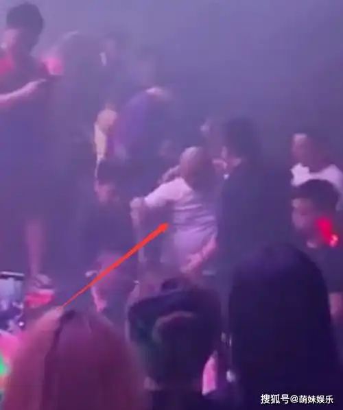 网红giao哥酒吧演出被殴打,想还手却被人阻拦,抱着头一路跑出去
