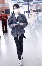 郑爽清新造型现身机场男友贴心接机一把揽入怀
