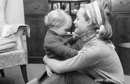41年前,茜茜公主去世,阿兰德龙为她守灵3天,迟来的深情比草贱