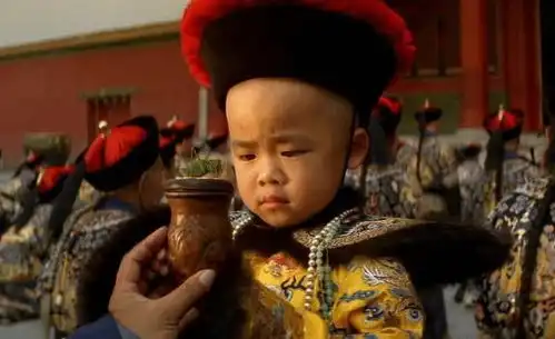 末代皇帝溥仪晚年买票参观故宫,在龙椅下掏出一件珍贵的宝贝
