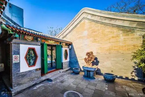 外国游客颐和园爬墙拍照引众怒,园方已报公安处理