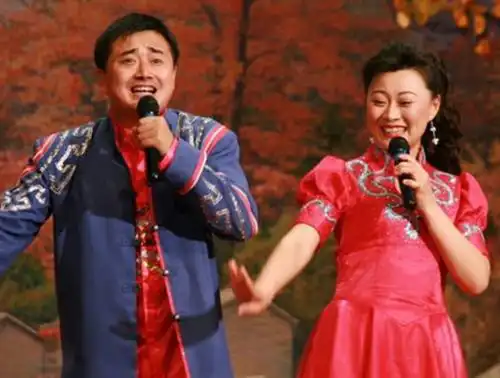 赵本山女徒弟买房,海燕戴墨镜帅气现身,被拍后要求用美颜好看
