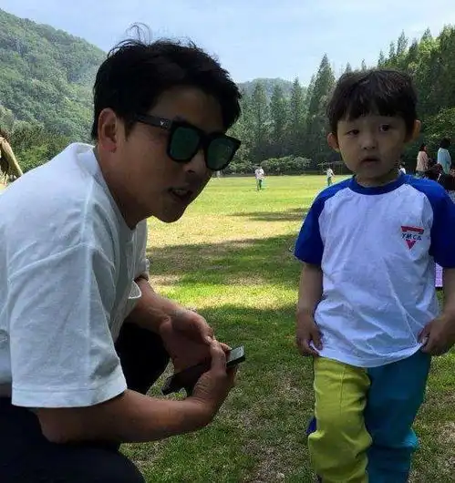 兄弟情深宋仲基大哥带儿子探班胜利号,小儿子的发型是亮点
