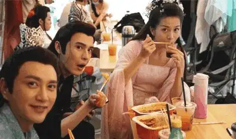 香蜜幕后照杨紫太搞怪,罗云熙要告白穗禾不爱凤凰爱他