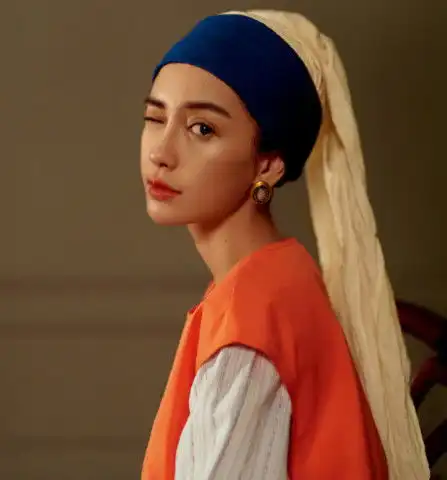 女明星cos带珍珠耳环少女,周冬雨baby像女佣,她才像贵族