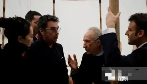 马克龙真是太热情穿西装跟两只手紧握着黄渤,巩俐在台下笑开花
